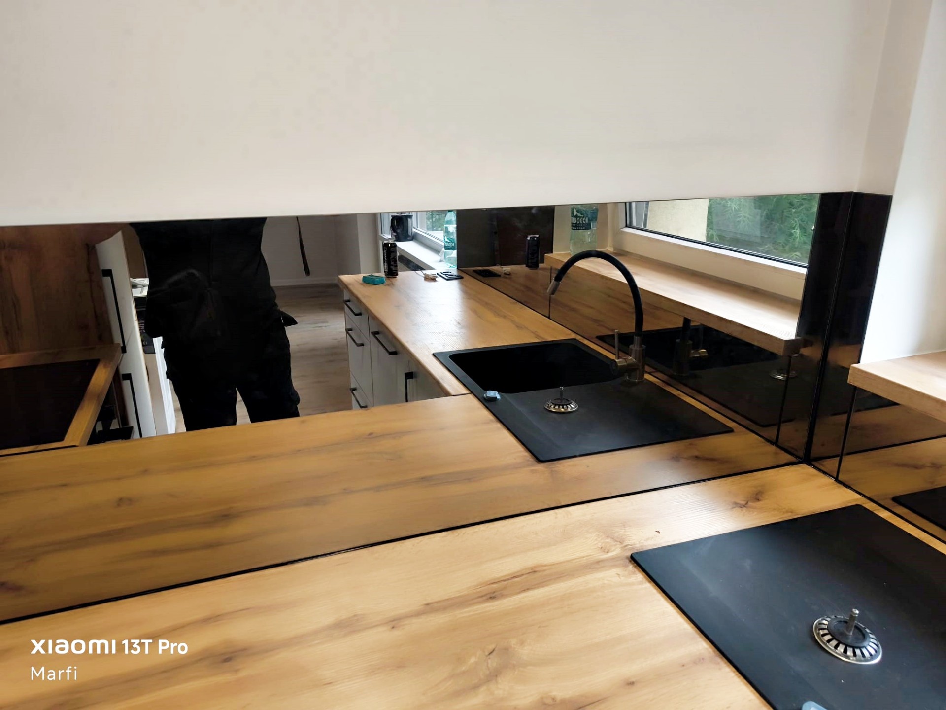Küche mit Spülbecken vor Fenster