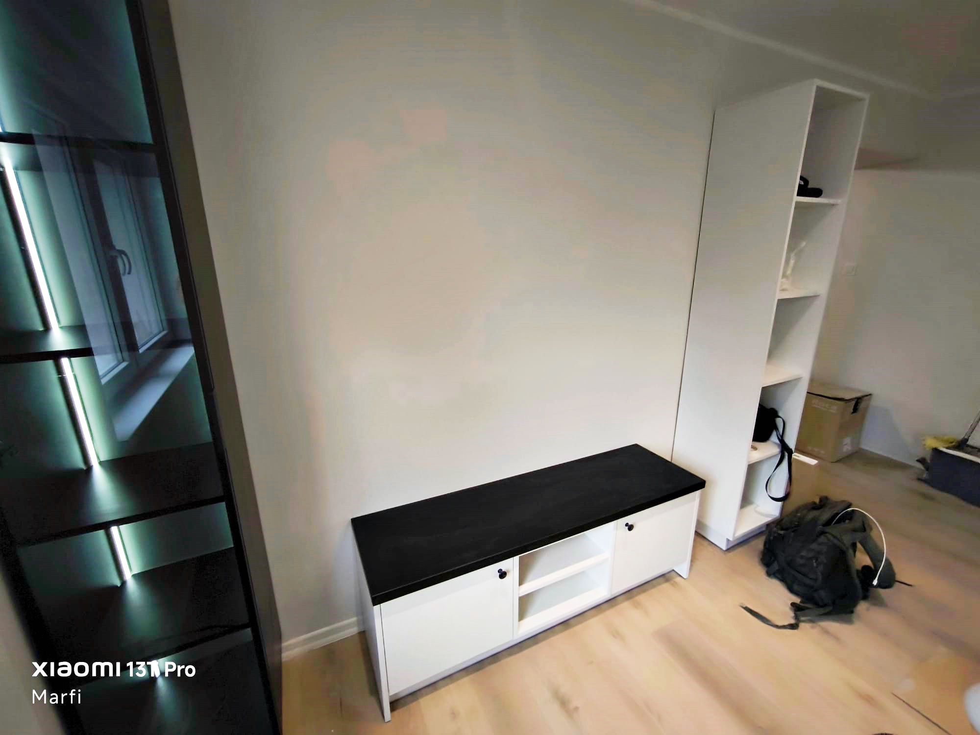 Wohnzimmer-Sideboard mit hohem Regal