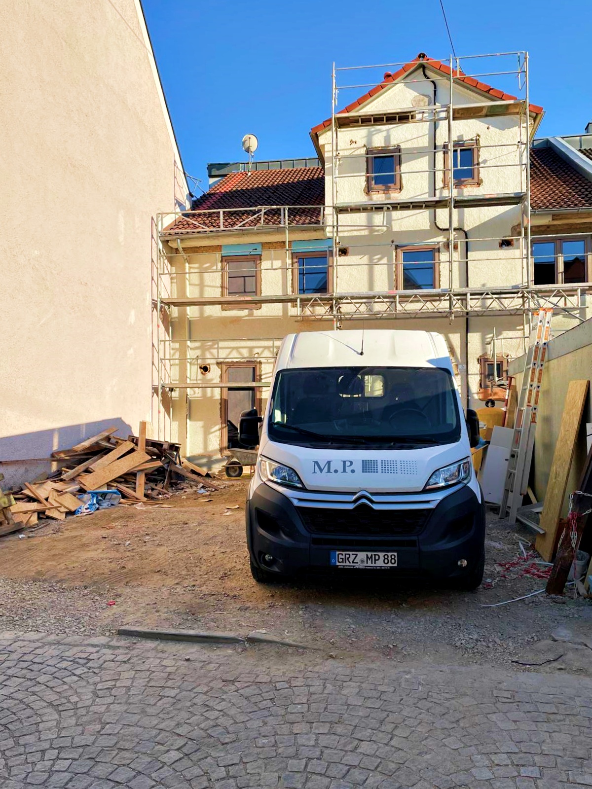 M.P. Gruppe Fahrzeug vor einer Baustelle